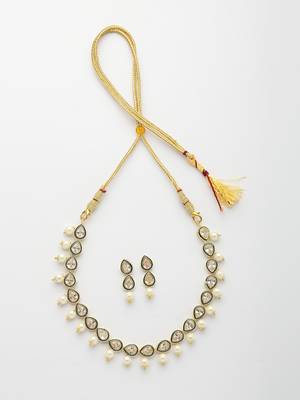  women gold plated pear shape kundan studded short jewellery set 4