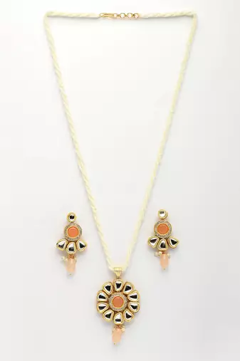  women peach stones with kundan studded long jewellery set
