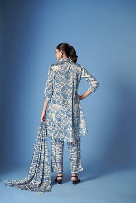 Beautiful white crepe silk kurta set with scarf for classy looks 2