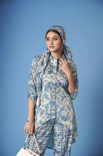 Beautiful white crepe silk kurta set with scarf for classy looks