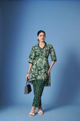 Beautiful green crepe silk kurta set with scarf for classy looks 1