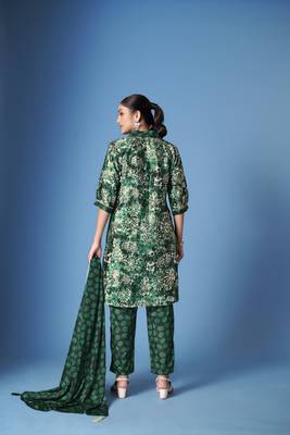Beautiful green crepe silk kurta set with scarf for classy looks 2