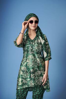 Beautiful green crepe silk kurta set with scarf for classy looks 3