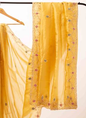 Sui dhaga yellow embroidered saree 3