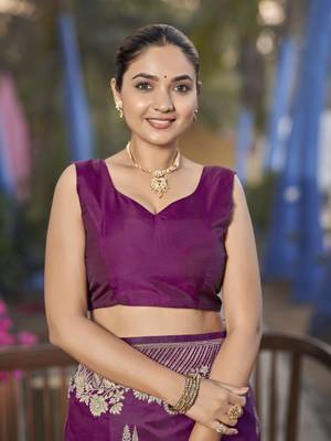 Banarasi woven wine jacquard work saree with blouse piece 5