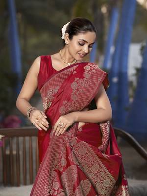 Banarasi woven red jacquard work saree with blouse piece 3