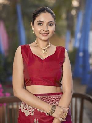 Banarasi woven red jacquard work saree with blouse piece 4