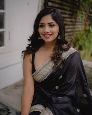 Black color silk blend saree with blouse 5