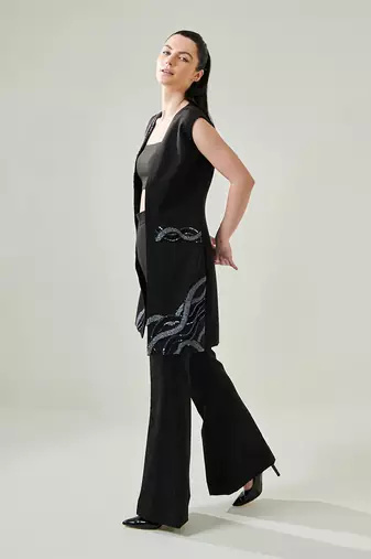 Black sleevless blaxer and pants set