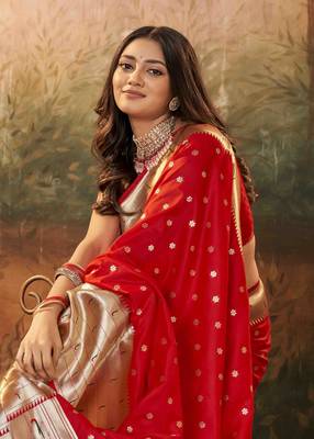 Red silk blend saree with unstitched blouse piece 2