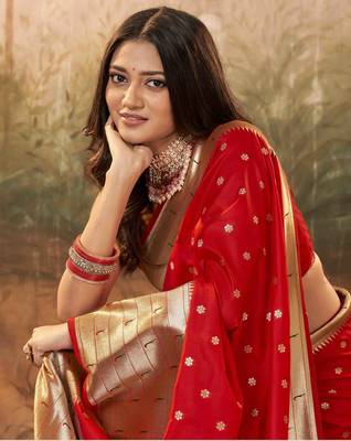Red silk blend saree with unstitched blouse piece 4