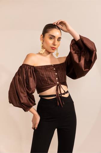 Java chip brown off shoulder statement top