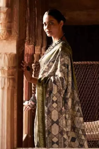 Grey silk blend saree with unstitched blouse piece