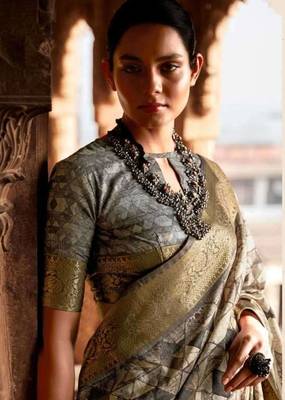 Grey silk blend saree with unstitched blouse piece 4