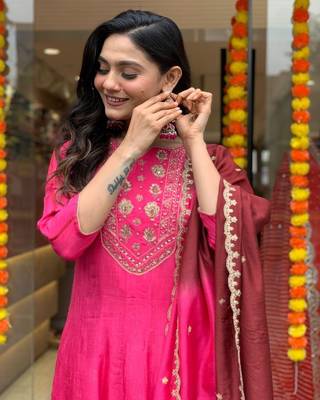 Pink embroidered with intricate gold or zari chiffon kurta dupatta 2