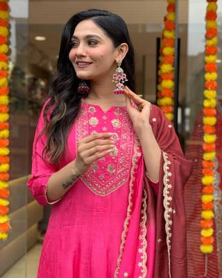 Pink embroidered with intricate gold or zari chiffon kurta dupatta 1