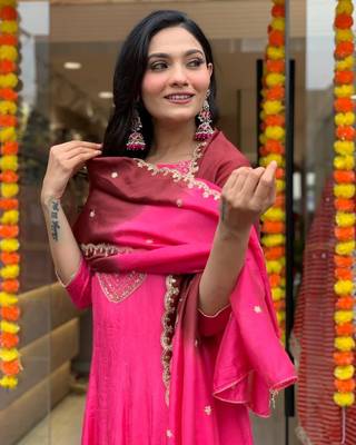 Pink embroidered with intricate gold or zari chiffon kurta dupatta 3