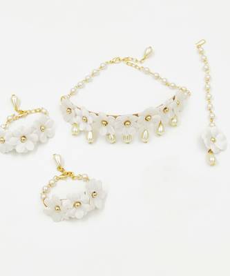 Gulchandni floral set of necklace, 2 bracelets & a mang teeka in white 1