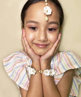 Gulchandni floral set of necklace, 2 bracelets & a mang teeka in white 2