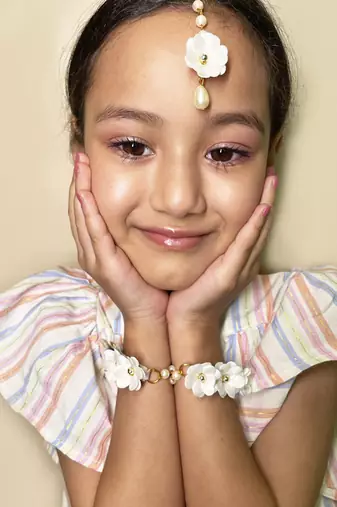 Gulchandni floral set of necklace, 2 bracelets & a mang teeka in white