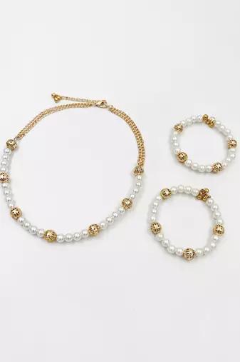 Pearl choker necklace & 2 bracelets set- off white. gold