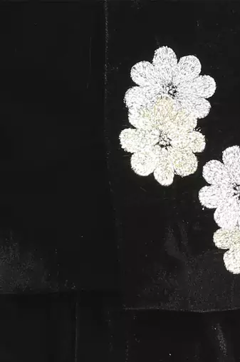 Flattened thread embroidery flower pattern