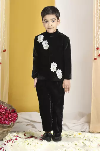 Flattened thread embroidery flower pattern
