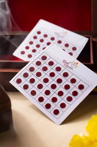 Small round maroon bindi leaflet