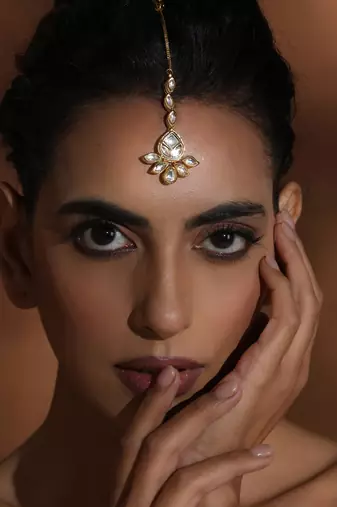 Gold kundan maang tikka