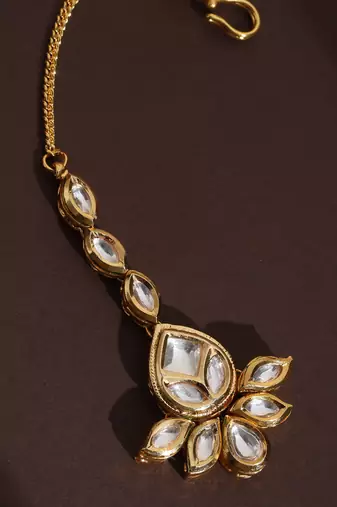 Gold kundan maang tikka