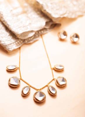 Delicate transparent kundan stone necklace with small pendant & matching earrings 2