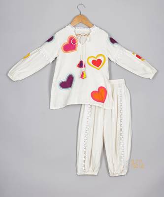 Off-white applique kurta and pant set 1
