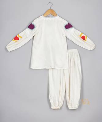 Off-white applique kurta and pant set 2