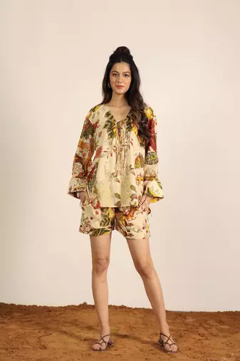 Beige and multicolor casual wear mini shorts