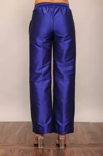 Black solid pant with belt in back
