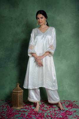 Mahnoor kurta set with embroidered dupatta (set of 3) 4
