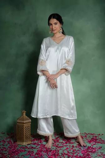 Mahnoor kurta set with embroidered dupatta (set of 3)