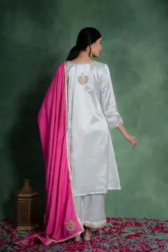 Mahnoor kurta set with embroidered dupatta (set of 3)
