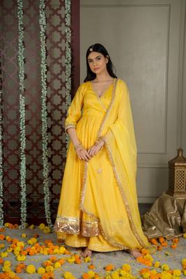 Inaayat anarkali set with embroidered dupatta and sharara (set of 3) 5