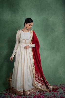 Sitaraa anarkali dress with embroidered jacket and red dupatta (set of 3) 5
