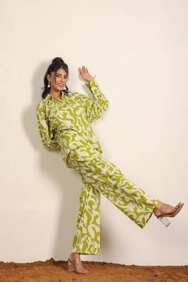 Green and white geometric coastal print collared cotton co-ord set 4