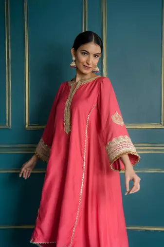 Gulabo embroidered kurta set (set of 2)