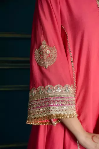 Gulabo embroidered kurta set (set of 2)