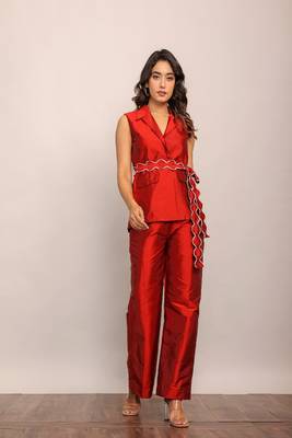 Maroon red solid co-ord set with waist tie up belt 4