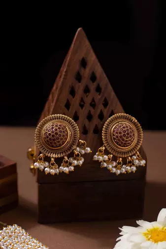 Pearl and gold-tone necklace set