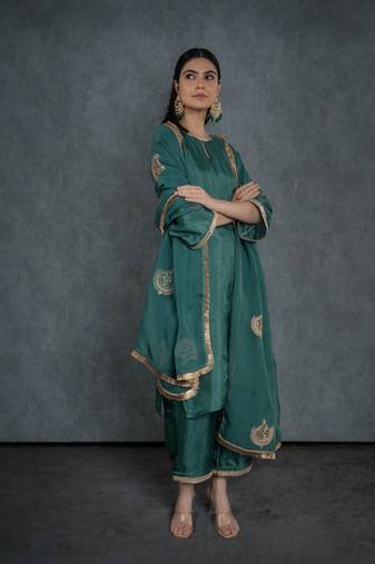 Heena suit set with embroidered dupatta (set of 3)