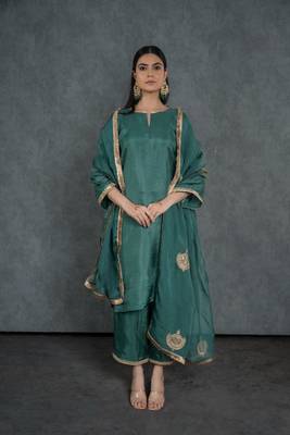 Heena suit set with embroidered dupatta (set of 3) 2