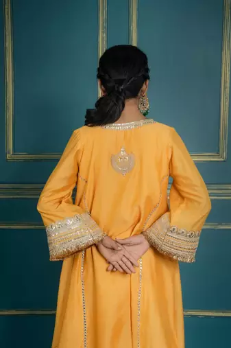 Hoor embroidered kurta set (set of 2)