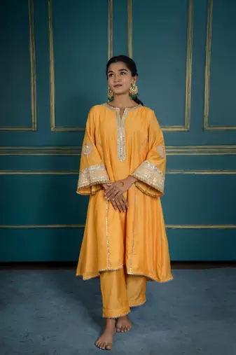 Hoor embroidered kurta set (set of 2)