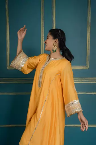 Hoor embroidered kurta set (set of 2)